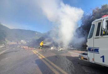 Se quema tráiler cargado con cerveza tras volcar en la sierra de Concordia