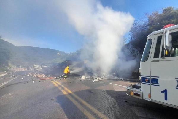 Se quema tráiler cargado con cerveza tras volcar en la sierra de Concordia