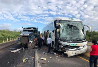 Autobús de pasajeros se impacta contra un camión de volteo en La Costera