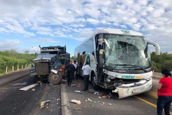 Autobús de pasajeros se impacta contra un camión de volteo en La Costera