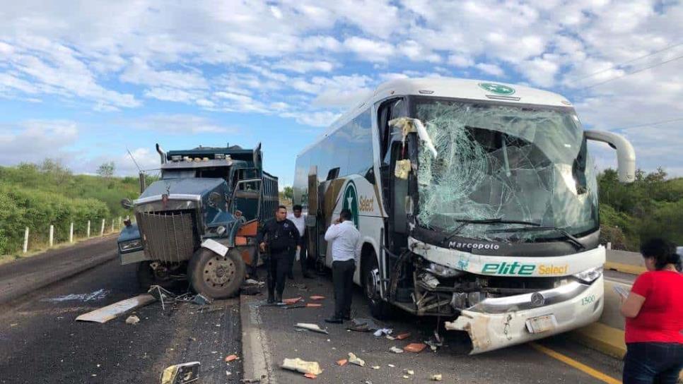 Autobús de pasajeros se impacta contra un camión de volteo en La Costera