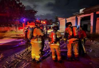 Aparatoso incendio de bodega moviliza a cuerpos de rescate de Mazatlán 