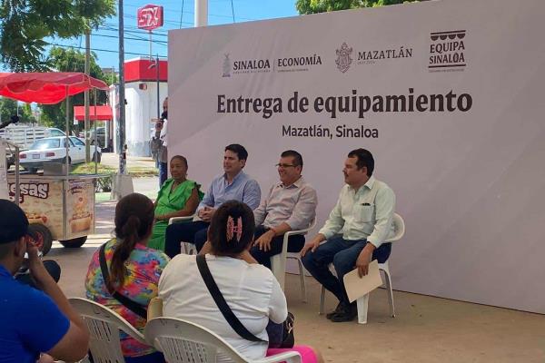 Entrega Secretaría de Economía hornos, estufas y hasta carros de hot dogs a emprendedores mazatlecos