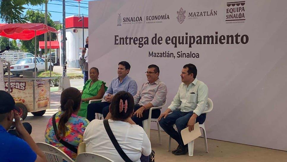 Entrega Secretaría de Economía hornos, estufas y hasta carros de hot dogs a emprendedores mazatlecos