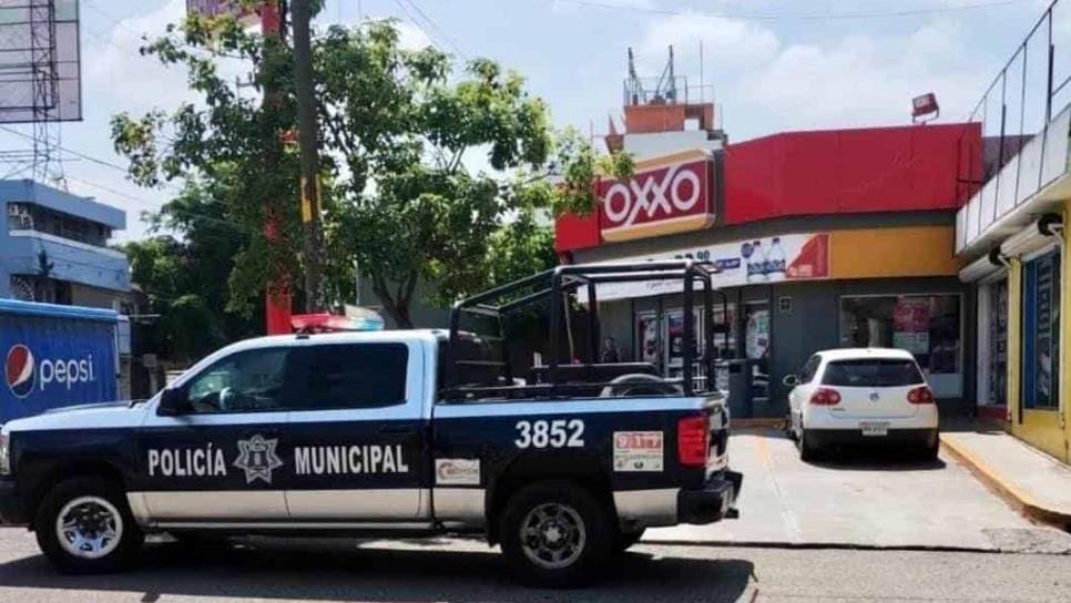 Con un picahielo y encapuchado, sujeto asalta súper en Culiacán