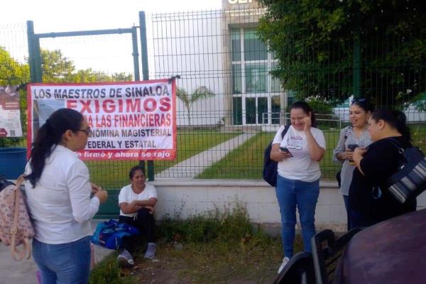 Por cobros injustificados; Maestros toman la SEPyC de Ahome y buscan llegar a AMLO