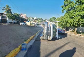 Conductor se lesiona al volcarse en su camioneta por la colonia Buenos Aires, en Culiacán