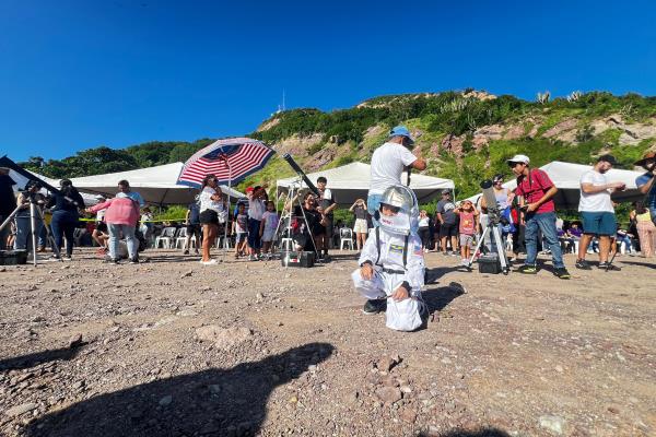 Mazatlán maravillado por el eclipse anular; espectáculo celestial en el Faro de la ciudad