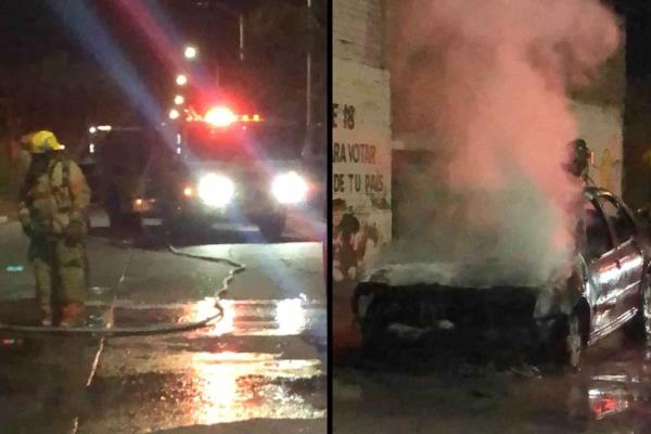Vehículo termina calcinado en Los Mochis, al parecer tras cortocircuito