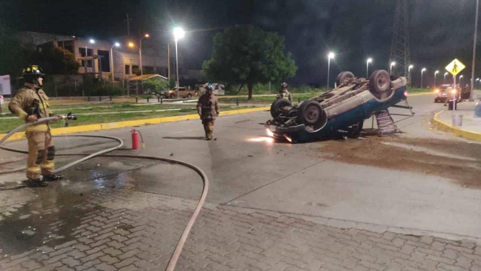 Vuelca camioneta tras chocar en La Marina Mazatlán Vuelca camioneta tras chocar en La Marina Mazatlán