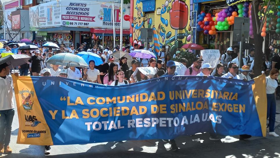 Miles de alumnos y maestros marchan en calles de Culiacán por remoción del Rector