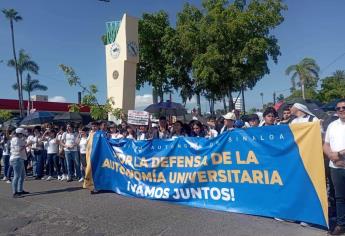 Marchan en Los Mochis universitarios de la UAS en defensa del rector, Jesús Madueña Molina 