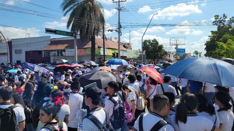 Sin desayunar y en pleno calor, alumnos de la prepa UAS salen a manifestarse