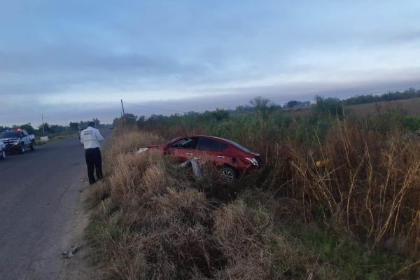 Mujer termina lesionada al salir del camino y derribar un poste de telefonía en Guasave