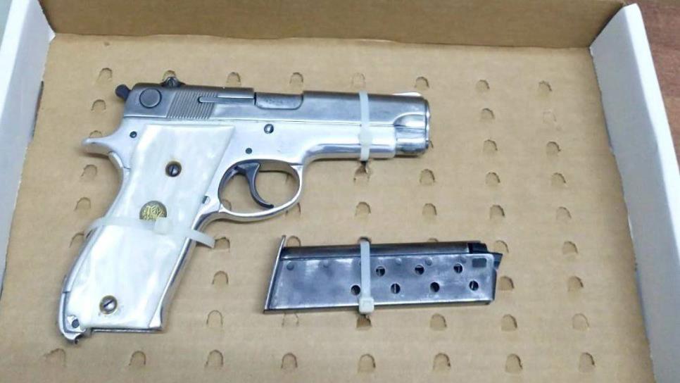 Detienen a dos menores de 17 años con una pistola 9 milímetros en El Vallado, Culiacán 