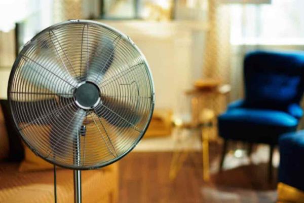 Dormir con el ventilador encendido toda la noche no es buena idea; puede afectar tu salud