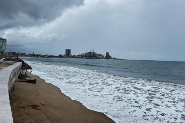 Cierran playas en Mazatlán tras alto oleaje provocado por huracán «Norma»