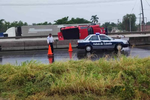 Vuelca camioneta tras chocar contra muro de contención por la México 15, en Juan José Ríos