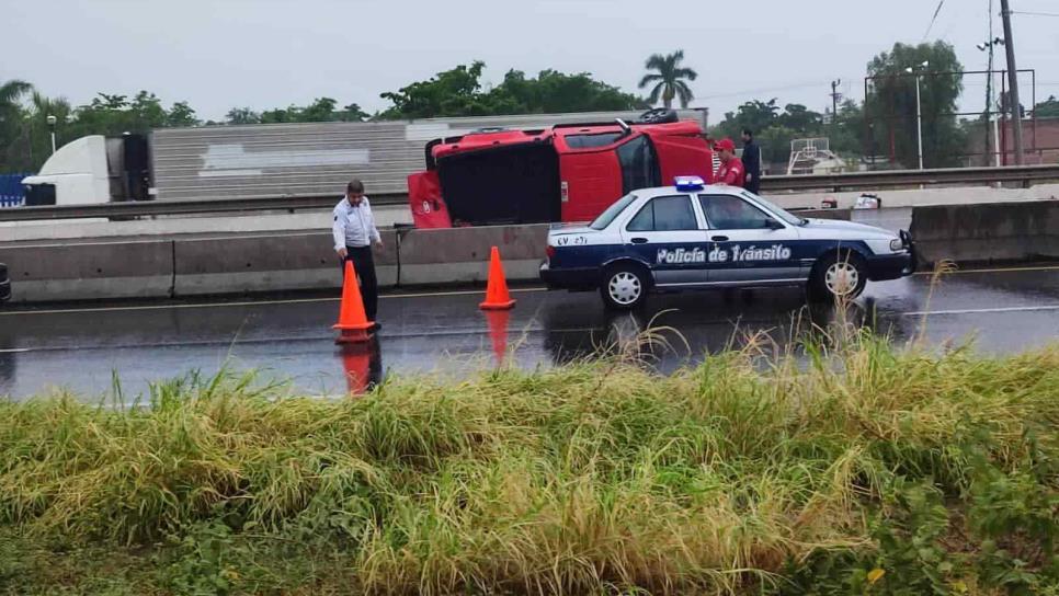 Vuelca camioneta tras chocar contra muro de contención por la México 15, en Juan José Ríos Vuelca camioneta tras chocar contra muro de contención por la México 15, en Juan José Ríos