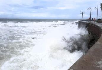 Olas de 4 metros azotan el Malecón de Mazatlán por huracán «Norma» | VIDEO