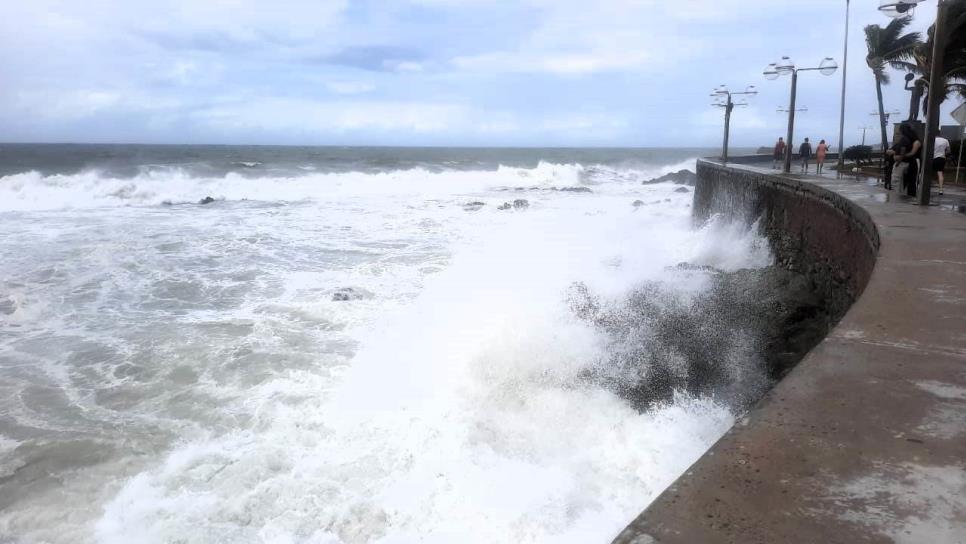 Olas de 4 metros azotan el Malecón de Mazatlán por huracán «Norma» | VIDEO