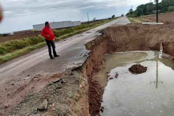 Se forma socavón en calle 5 al Huitussito, Guasave 