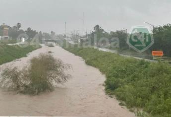 Por altos niveles de agua cierran el paso vehicular en el dren Bacurimí, Culiacán