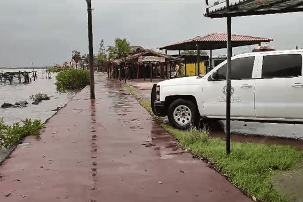 Cierran carretera México 15 tras desbordar el río en Barras de Piaxtla