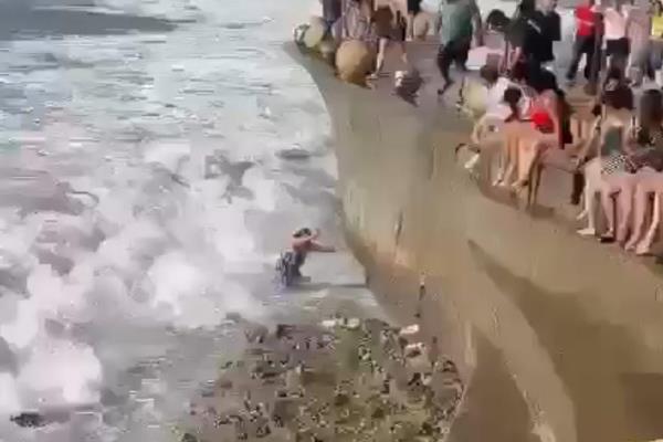 Mujer cae al mar embravecido tras golpearla una ola en Mazatlán