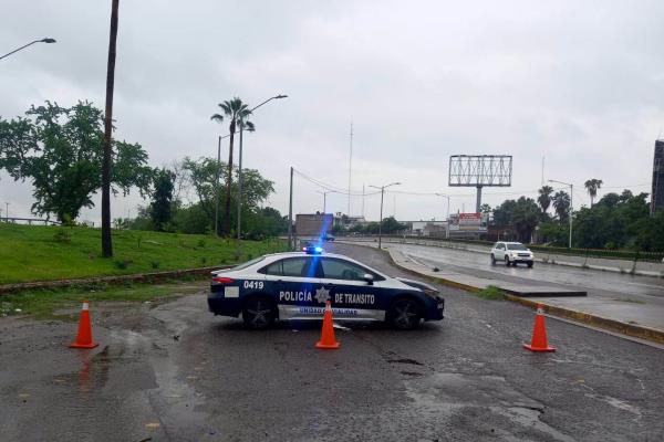Desborda Presa Derivadora en Culiacán; cierran paso a la circulación