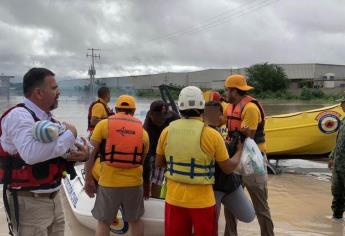 Más de 40 horas acorralados; en lanchas rescatan a familias de Villa Juárez, Navolato 