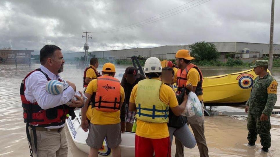 Más de 40 horas acorralados; en lanchas rescatan a familias de Villa Juárez, Navolato 