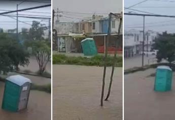 Captan «popo room» navegando por calles inundadas en el fraccionamiento Alarcón de Mazatlán