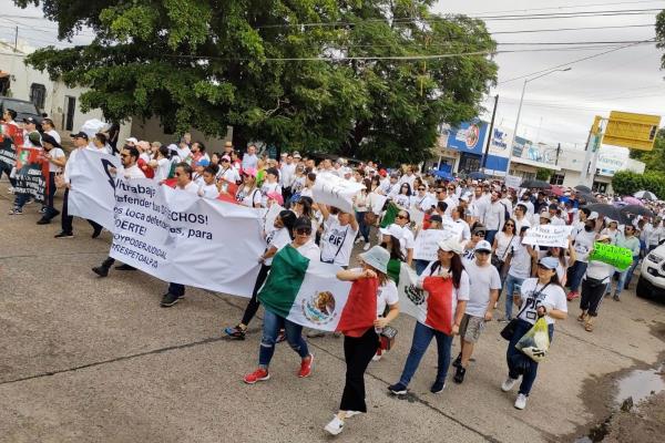 Marchan en Los Mochis trabajadores del Poder Judicial, buscan frenar recorte millonario