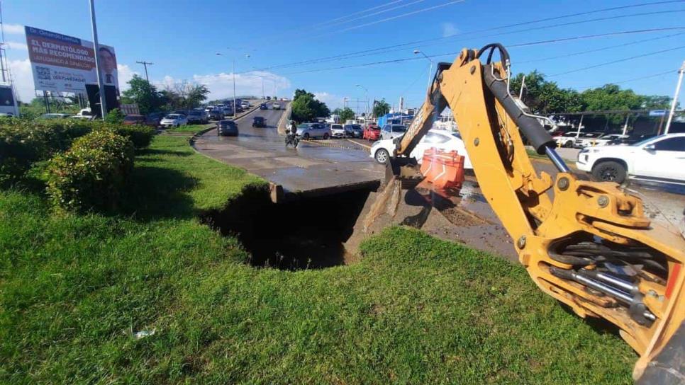 Se abre socavón de 4 metros de profundidad en Prados del Sol, Mazatlán