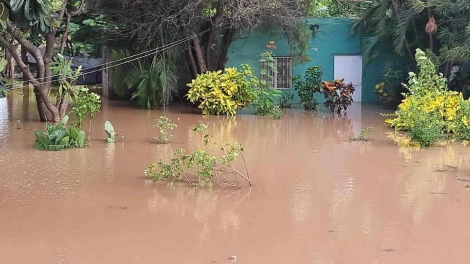 Con el agua hasta las ventanas deja «Norma» casas del Cinco de Mayo, Navolato