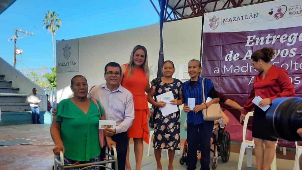 Madres solteras y adultos mayores de Mazatlán reciben 650 mil pesos de apoyo Madres solteras y adultos mayores de Mazatlán reciben 650 mil pesos de apoyo