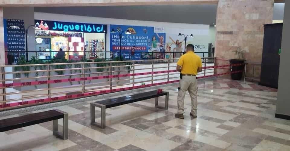 Delimitan barandal de Plaza Fórum en Culiacán por ser riesgoso para niños  