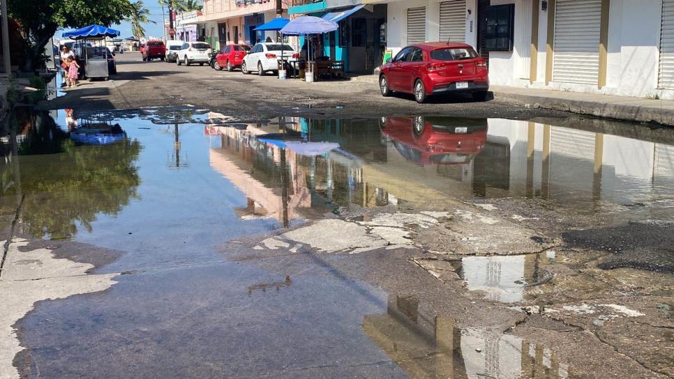 Truenan vecinos del Centro de Mazatlán por aguas negras