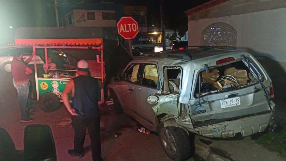 Sujeto choca y se lleva consigo una carreta de tacos y una vagoneta; se da la fuga pero lo detienen Sujeto choca y se lleva consigo una carreta de tacos y una vagoneta; se da la fuga pero lo detienen