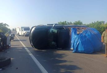 Vuelca camioneta con pinos navideños en Mazatlán