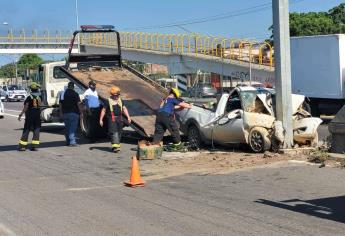 Camioneta se impacta contra puente en el Fovissste Esperanza de Mazatlán