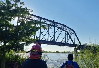 Trasladan a hospital psiquiátrico a sujeto que subió al Puente Negro en Culiacán