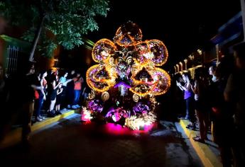 Mazatlán celebra Día de Muertos con tradicional callejoneada llena de catrinas y colores