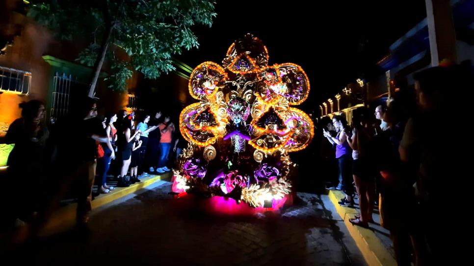 Mazatlán celebra Día de Muertos con tradicional callejoneada llena de catrinas y colores