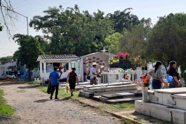 Cientos de mazatlecos llegan a panteones de Mazatlán para visitar a sus fieles difuntos 