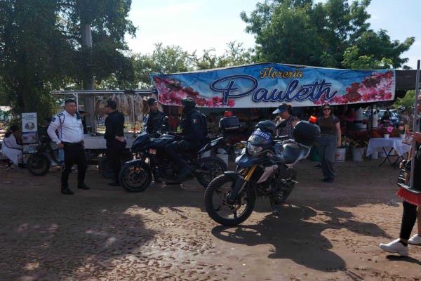 Cuerpos de auxilio vigilan panteones de Ahome por el Día de Muertos