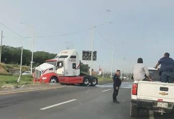 Tráiler sufre percance y derrama diésel sobre carretera La Costera en Culiacán