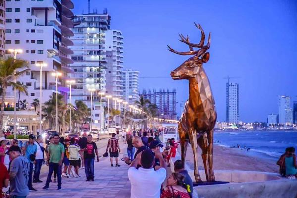 Un venado de acero inoxidable engalana el malecón de Mazatlán