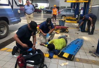 Cae hombre de 12 metros de altura en agencias de vehículos de Mazatlán